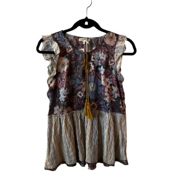 Peplum top with flutter sleeves - Picture 2 of 8